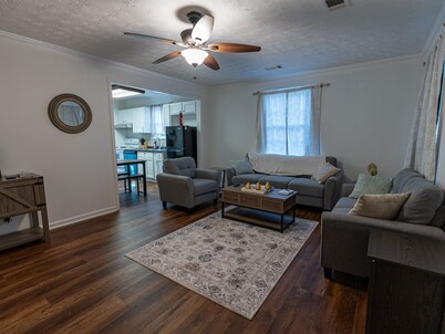 Conveniently located house with 6 beds and all your essentials!