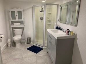 Apartment | Bathroom | Towels - Fresh Home near Ybor city  (Tampa)