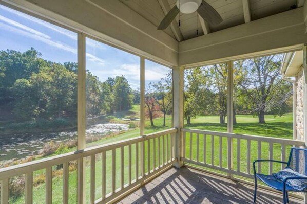 Property grounds - Cozy Stone Cottage in Round Hill, VA (Round Hill)