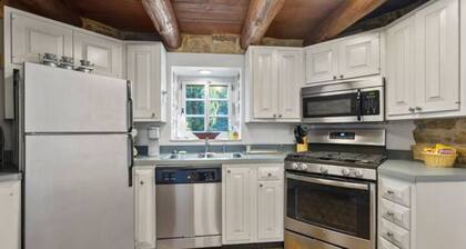 Cozy Stone Cottage in Round Hill, VA