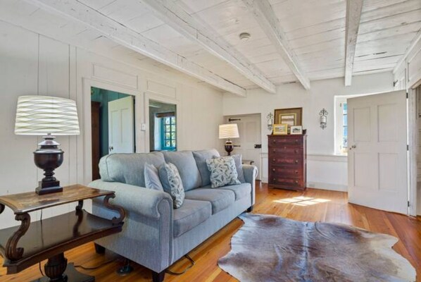 Téléviseur connecté, foyer, lecteur de DVD