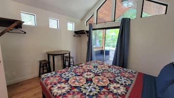 Kabin Tradisional | Ruang kerja ramah laptop, Wi-Fi gratis, dan seprai linen