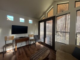 Premium Cabin | Laptop workspace, free WiFi, bed sheets