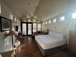 Premium Cabin | Laptop workspace, free WiFi, bed sheets