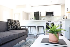 Smart TV, computer monitors - New remodel family friendly and just minutes from downtown and ski resorts (South Salt Lake)