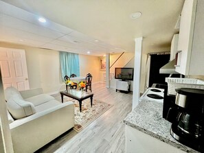 Smart TV - 2BR Basement Apt in Newmarket (Newmarket)
