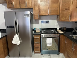 Geladeira, micro-ondas, fogão, cooktop