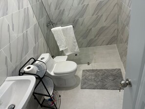 Doccia, asciugamani, sapone, shampoo