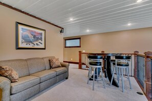 Smart TV, fireplace, stereo