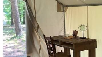 1 sovrum, skrivbord och sängkläder