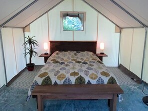 1 bedroom, desk, bed sheets