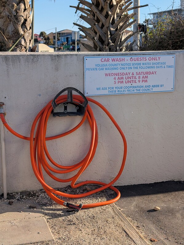 Letrero de lavado de autos que indica horario restringido para huéspedes solamente, debido a una grave escasez de agua en el condado de Volusia.