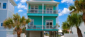 Stunning Ocean Views, Sleeps 10, New Build, Beach!