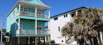 Stunning Ocean Views, Sleeps 10, New Build, Beach!