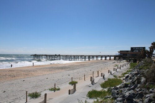 Stunning Ocean Views, Sleeps 10, New Build, Beach!
