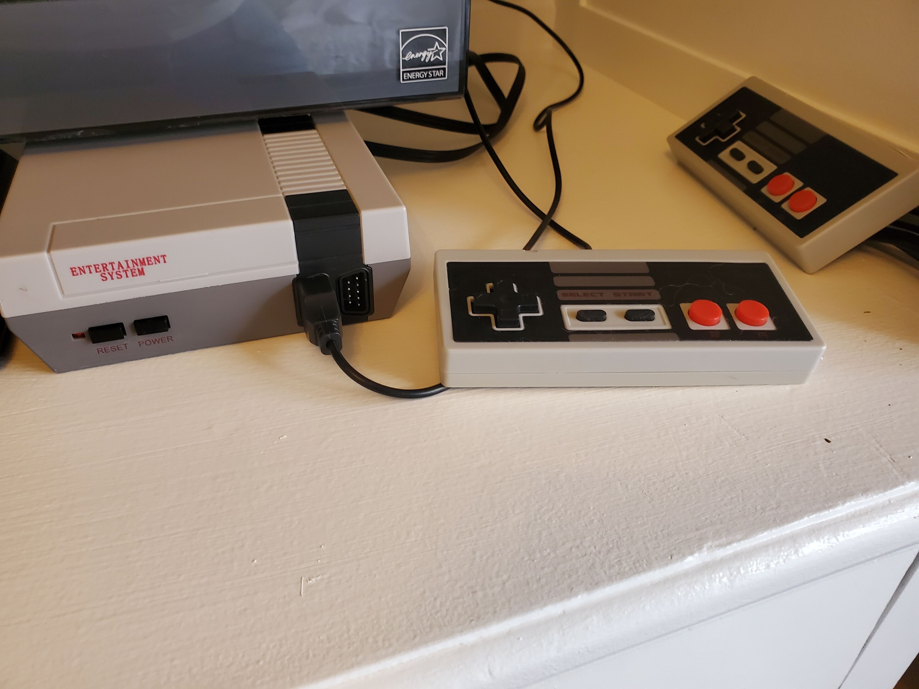 Een retro gameconsole aangesloten op een televisie.