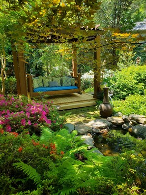 Property grounds - Near Sierra Nevada & Biltmore 
4BR/2BA 1 minute to Asheville Airport/Ag Center.  (Fletcher)