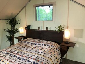 1 bedroom, bed sheets
