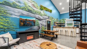 Un interior moderno con chimenea, zona de estar y mostrador de cocina.
