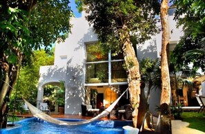 Utendørsbasseng og et oppvarmet basseng