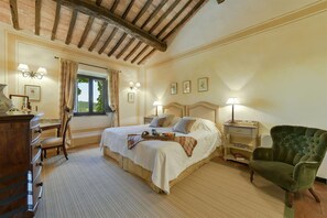 7 bedrooms, travel crib, free WiFi, bed sheets