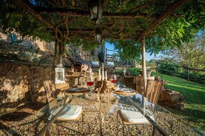 Outdoor dining - Stunning private villa for 4 people with A/C, private pool, WIFI, TV, patio and panoramic view (Nepi)