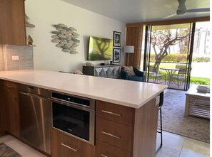 Fridge, microwave, oven, stovetop - Beautiful Papakea 1 Bedroom with A/C (Lahaina)