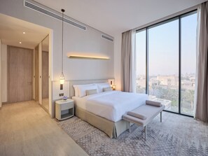 Suite, 1 King-Bett, Balkon (Seafront) | Minibar, Zimmersafe, individuell eingerichtet