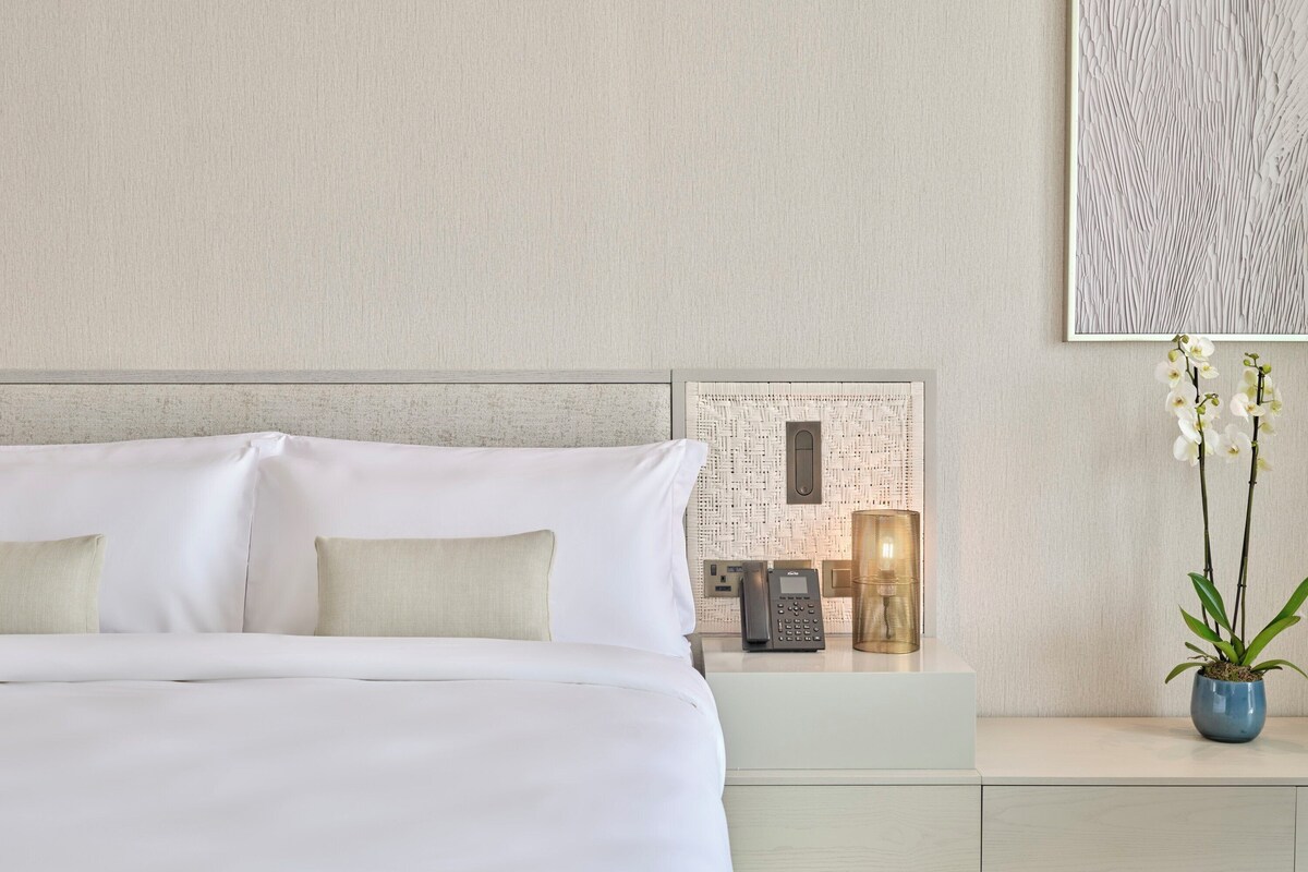 Deluxe kamer, 1 kingsize bed | Een minibar, een kluis op de kamer, een laptopwerkplek