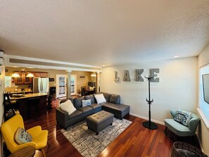 TV connectée, table de tennis de table, livres