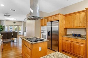 Fridge, microwave, oven, stovetop - Experience Madeira Beach living near top attractions (Madeira Beach)
