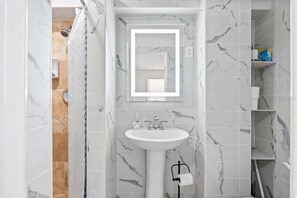 Dusche, Haartrockner, Handtücher, Seife