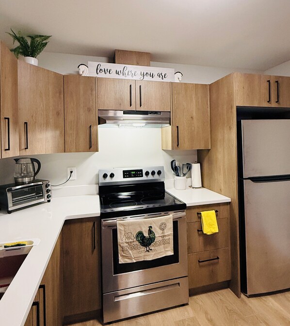 ثلاجة، ميكروويف، فرن، موقد طهي مسطح