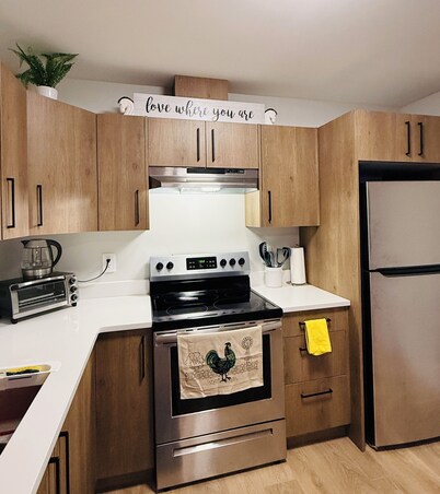 Full Comfy&Private Suite with a Yard for Your Getaway in Bear Mountain, Victoria