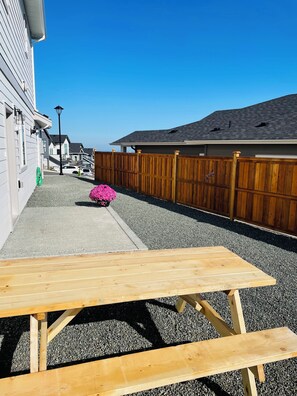 Outdoor dining - Full Comfy&Private Suite with a Yard for Your Getaway in Bear Mountain, Victoria (Victoria)