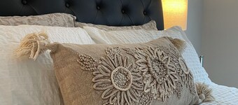 Full Comfy&Private Suite with a Yard for Your Getaway in Bear Mountain, Victoria