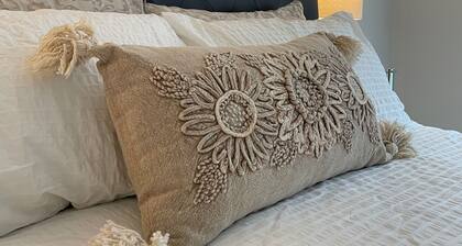 Full Comfy&Private Suite with a Yard for Your Getaway in Bear Mountain, Victoria