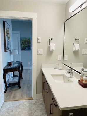Hair dryer, towels, soap, shampoo - Full Comfy&Private Suite with a Yard for Your Getaway in Bear Mountain, Victoria (Victoria)