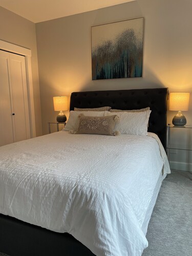 Full Comfy&Private Suite with a Yard for Your Getaway in Bear Mountain, Victoria