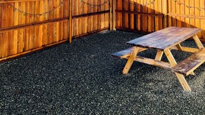 A wooden deck with a picnic table, surrounded by a wooden fence, overlooking a mountainous landscape. - Full Comfy&Private Suite with a Yard for Your Getaway in Bear Mountain, Victoria (Victoria)