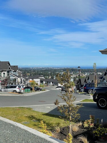 Full Comfy&Private Suite with a Yard for Your Getaway in Bear Mountain, Victoria