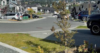 Full Comfy&Private Suite with a Yard for Your Getaway in Bear Mountain, Victoria