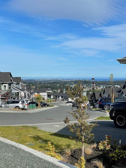 Full Comfy&Private Suite with a Yard for Your Getaway in Bear Mountain, Victoria