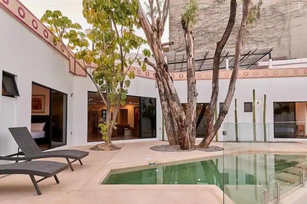 Una piscina al aire libre