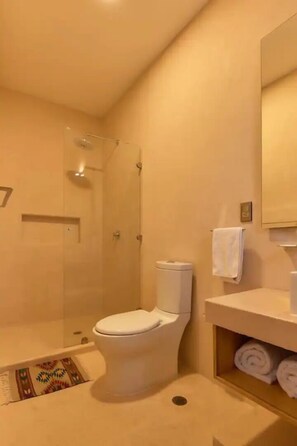 Villa familiar | Baño | Ducha, secador de pelo y toallas