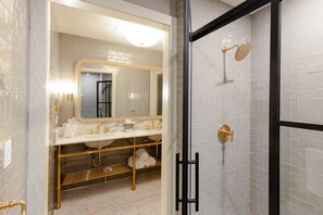 Secador de pelo, toallas, jabón, shampoo