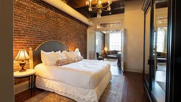 1 bedroom, premium bedding, desk, laptop workspace