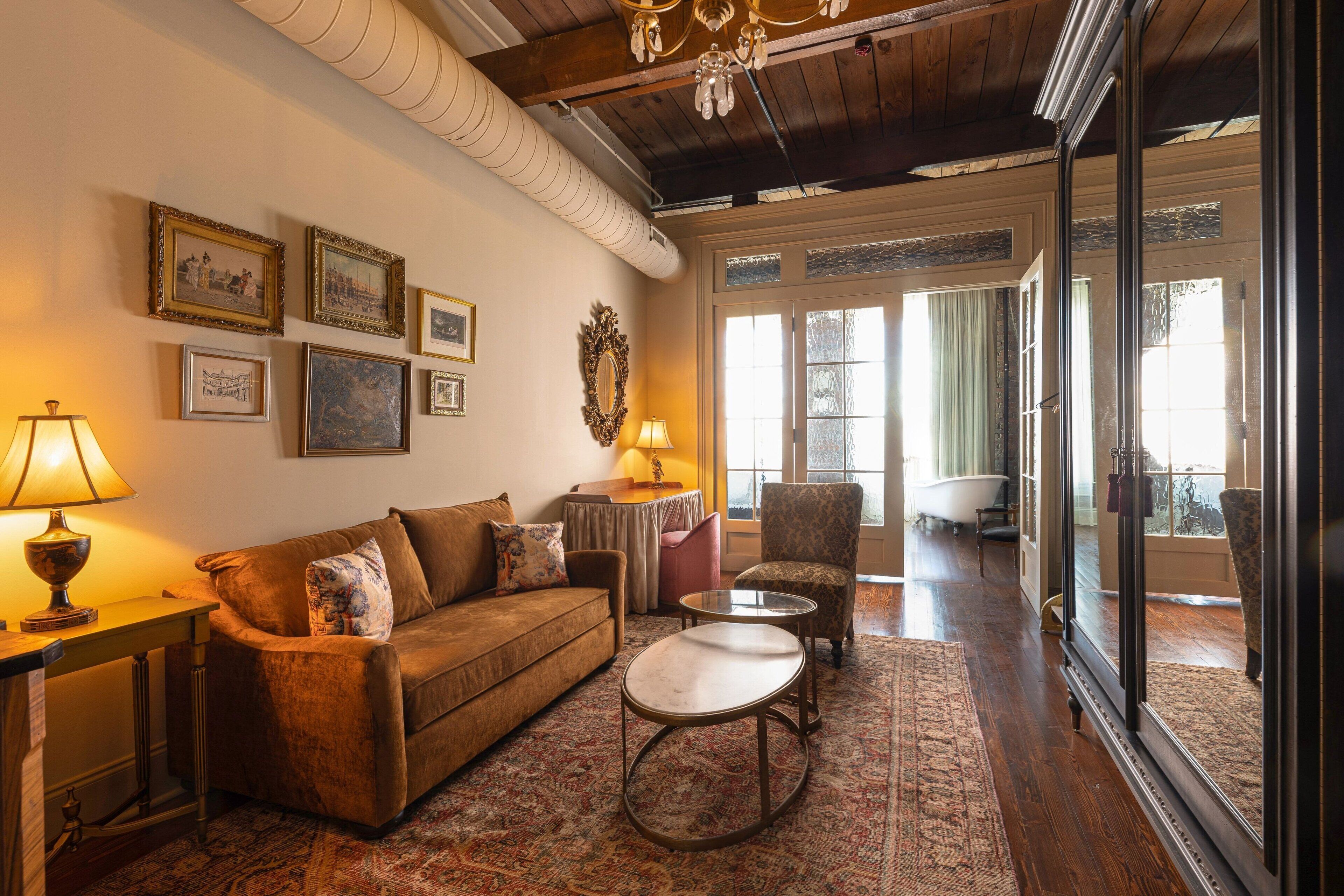 Un salón acogedor con sofá, sillón y una mesa de centro, chimenea y un ventanal con vistas.