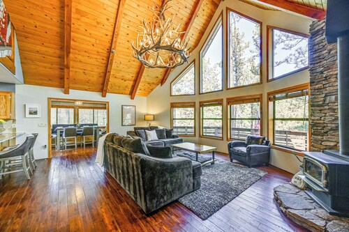 Furnished Deck + Forest Views: Pine Retreat!