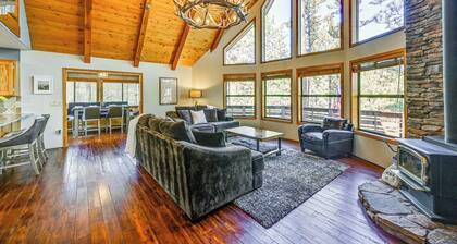 Furnished Deck + Forest Views: Pine Retreat!